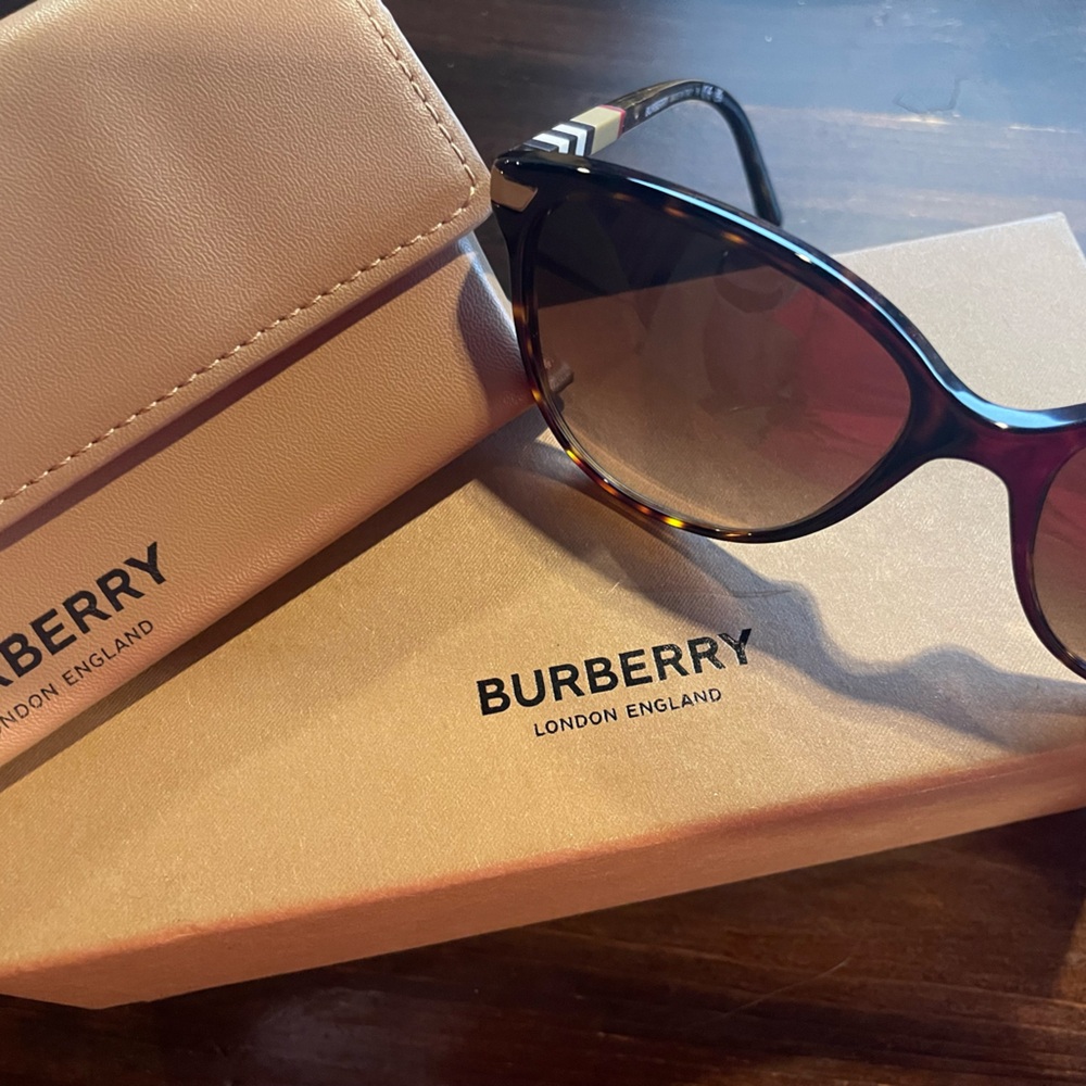 Burberry Sunglasses with Black and Cream Highlights - Picture 2 of 8
